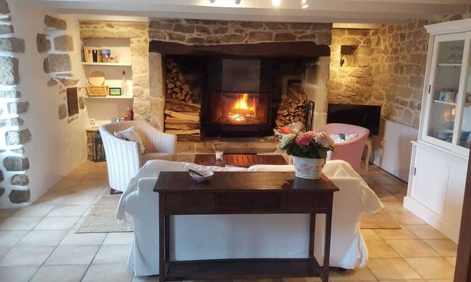 Plogoff Cottage | Charming cotage with patio just a few ropes from the beach