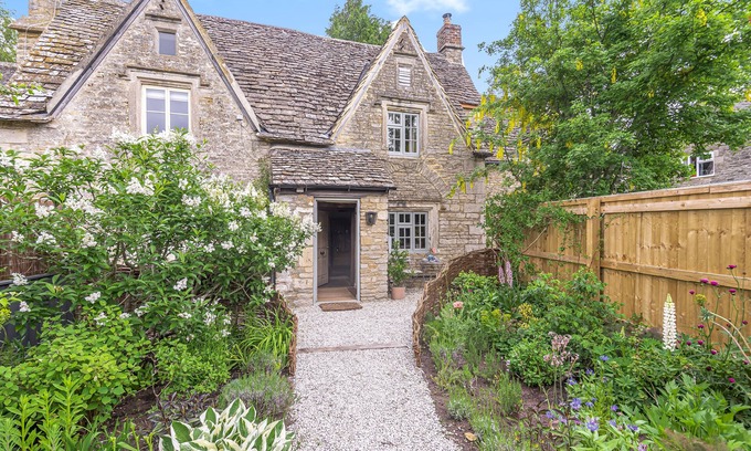 Ampney Crucis Cottage | Charming Cotswold Country Cottage & Garden