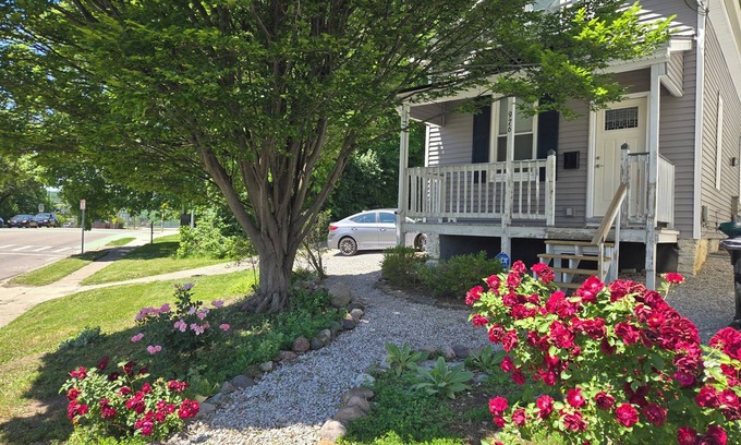 Northside Cottage | Charming cottage, 3Qn w/WiFi, Parking, AC walkable to Clftn Nrthsd near dwntwn