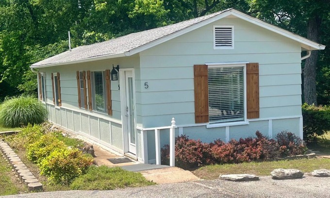 Grove Resort | Charming Cottage #5 with Lake View & Hot Tub - Sleeps 4 - minutes from boat ramp