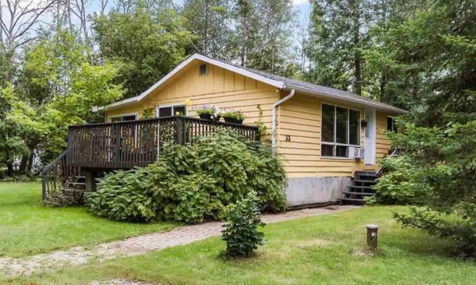 Tay Cottage | Charming Cottage 2 min walk from a private beach on Georgian Bay