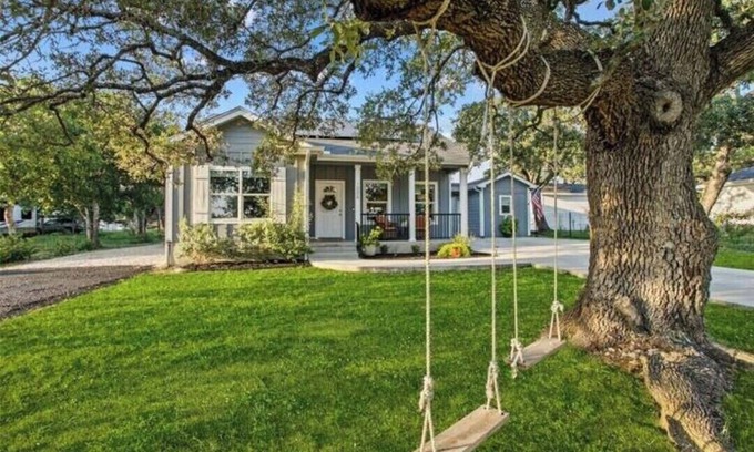 Blanco House | Charming cottage centrally located in the heart of Blanco Texas.