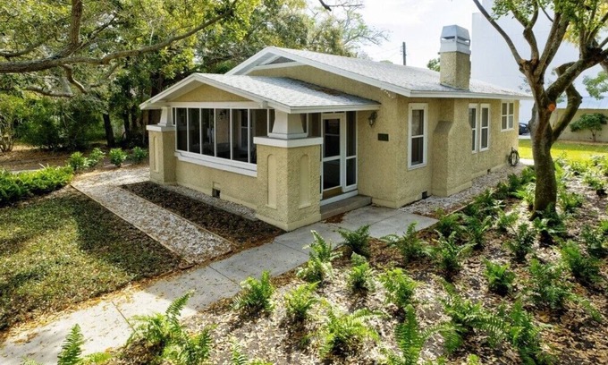 Laurel Park House | Charming Cottage DOWNTOWN SARASOTA. MINUTES FROM SIESTA KEY!