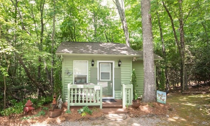 Otto House | Charming Cottage Getaway with Hot Tub & Fire Pit