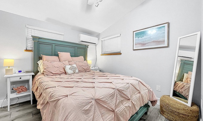 Odessa Cottage | Charming cottage in old Florida Odessa lake community with AC, WiFi, kayak
