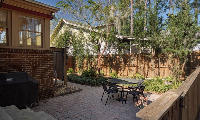 Duckpond Cottage | Charming Cottage in Downtown Historic Duckpond with Hot Tub & Infrared Sauna