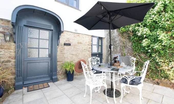 Blackawton Cottage | Charming Cottage near Dartmouth with Log Burner