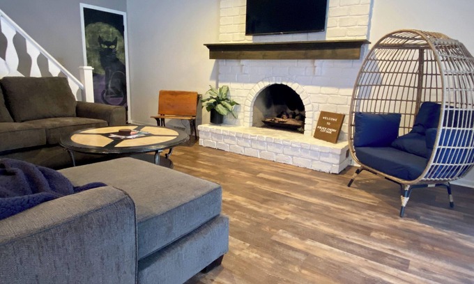 Waukazoo Woods House | Charming Cottage Near Downtown and Beach, 2 Kings/1 Queen