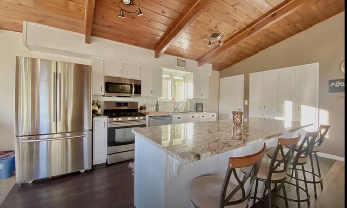 Hartford House | Charming cottage near Big Cedar Lake-Upper Level