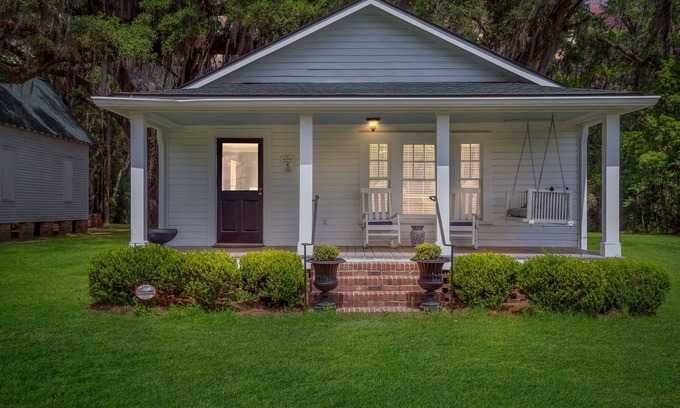 Thomasville Cottage | Charming Cottage on Historical Thomasville Estate Downtown