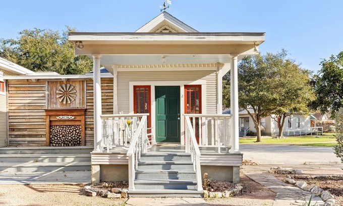 New Braunfels House | Charming Cottage Escape – King Suite w/Jacuzzi & Secluded Patio | Historic Charm w/Modern Comforts