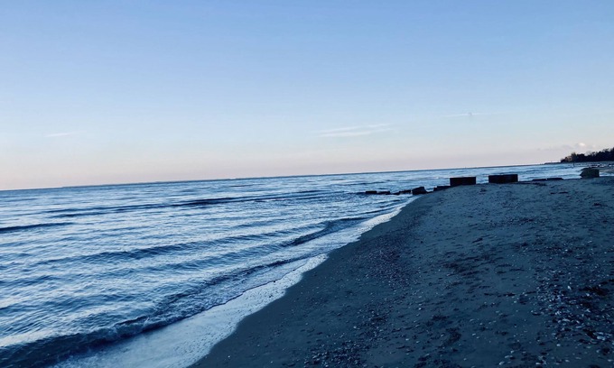 Calvert Beach-Long Beach Cottage | Charming Cottage by the Chesapeake Bay - 1 block walk from private Calvert beach