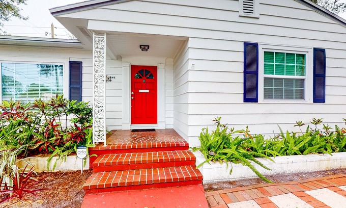 Historic Old Northeast House | Charming cottage with patio & W/D - walk to the Bay Bay and North Shore Park