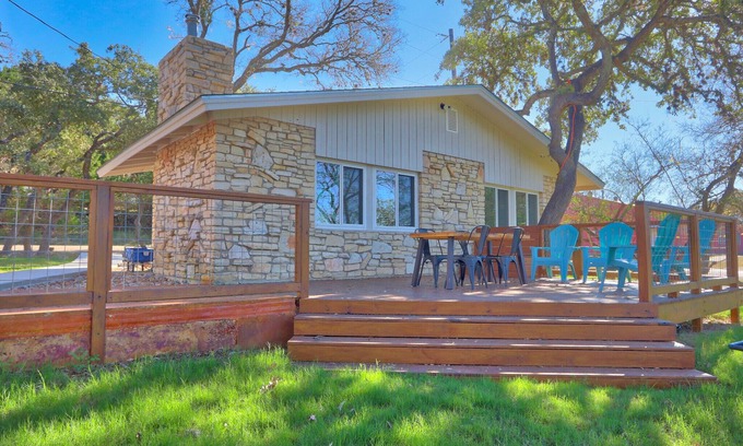Canyon Lake Cottage | Charming Cottage with Modern Interior | Millie's Cottages Ruth