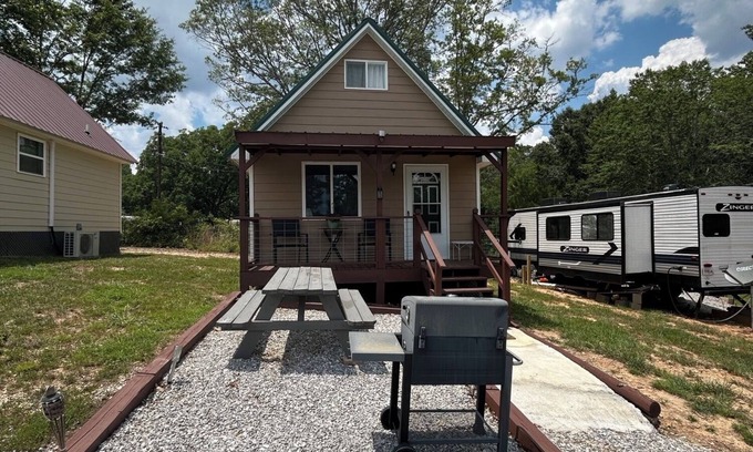 Five Points Cottage | Charming cottage with AC, Pet-friendly, 4 guests, 3 miles from West Point Laken