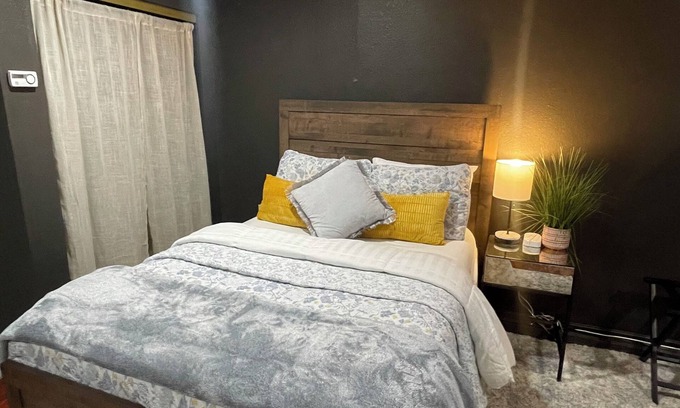 Willow Glen Cottage | Charming cottage with WiFi and Hot-tub in welcoming Willow Glen