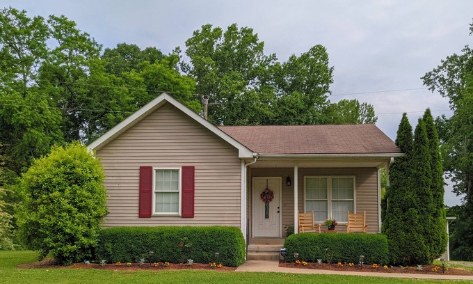 Franklin House | CHARMING COUNTRY COTTAGE, in Leipers Fork on 2 acres.