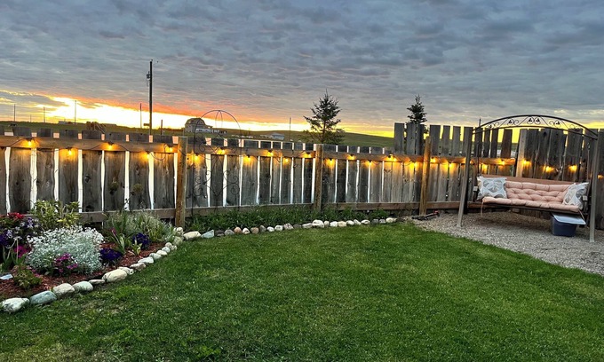 Cardston County House | Charming Country Retreat: Dog-Friendly Escape for 6 with Scenic Views!