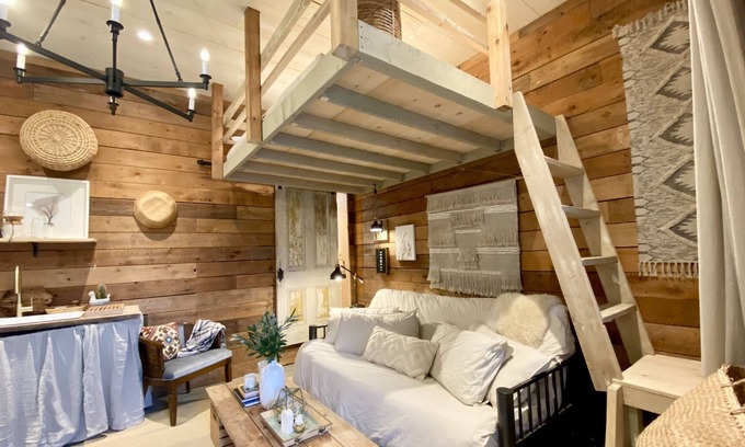 North Dundas House | Charming Countryside Studio with Sleeping Loft