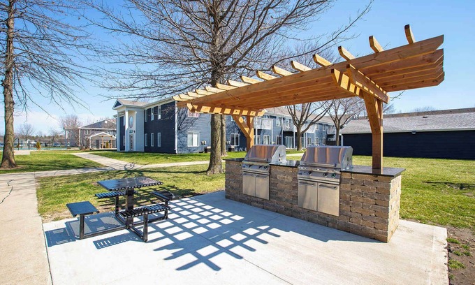 Ames Apartment | Charming & Cozy 2BD Suite w/ Gym & Pool