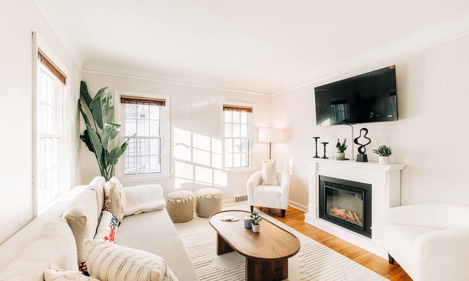 Como House | Charming, cozy urban cottage by Como & MN State Fair with Renovated rustic den