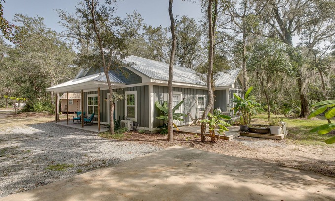 Darien House | Charming Darien Hideaway w/Porch, Near Downtown!
