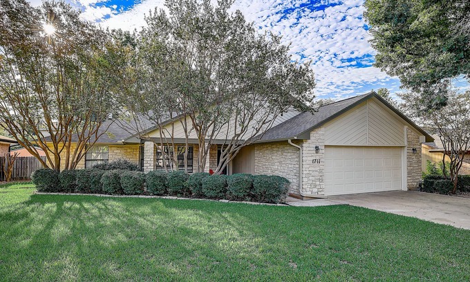 Round Rock House | Charming, dog-friendly home with fireplace, patio, central AC, & washer/dryer