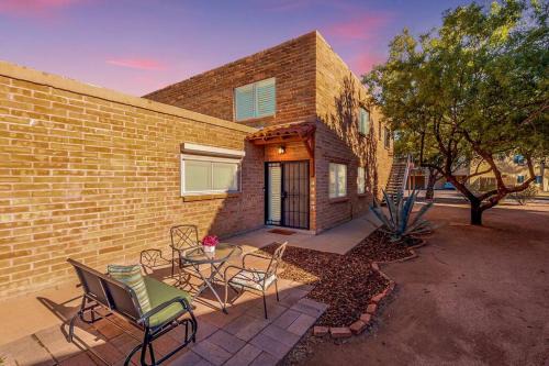 Tucson Apartment | Charming dog-friendly, 2BR-1BA with Pool, Mountain Views - Low Summer Rates!