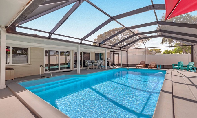 Bayshore Gardens House | Charming dog-friendly house with heated pool, well-equipped kitchen, grill, & AC