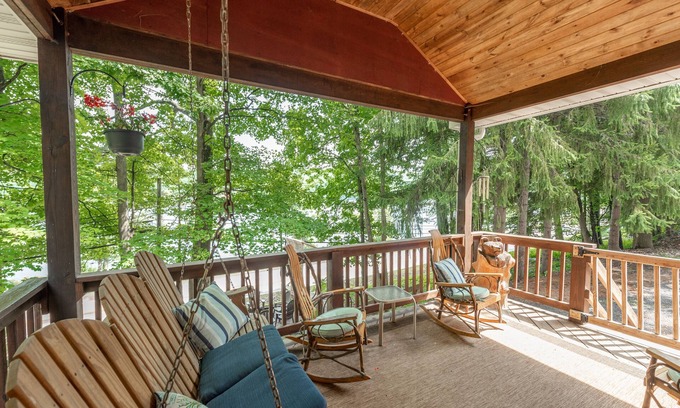 Thayerville House | Charming Dog Friendly Cottage w/Dock & Fire Pit