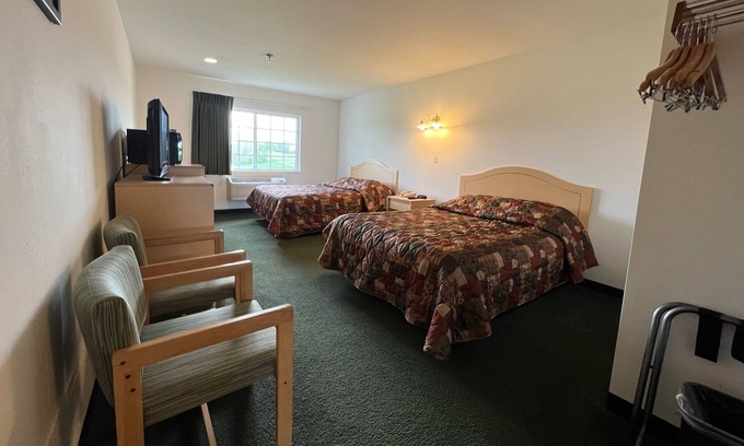 Red Bud Bed & Breakfast | Charming Double Queen Suite in Heart of Red Bud