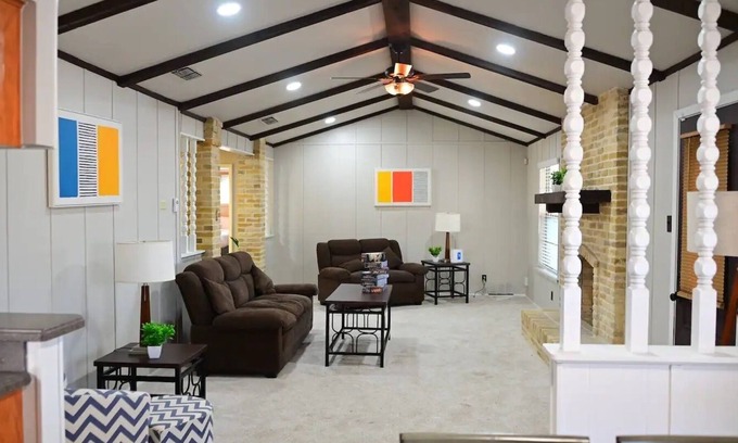 Universal City House | Charming Downtown Modern Marvels w/ 4 bedroom