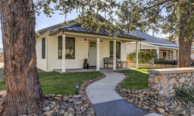 Prescott House | Charming downtown bungalow on Park Avenue