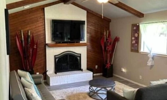 Midlothian House | Charming Downtown Home on 5th street