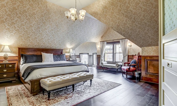 Springfield House | Charming Downtown Stay | Victorian Beauty & Modern Comfort