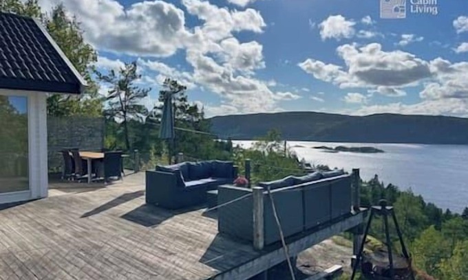 Frogn House | Charming Drøbak cabin: breathtaking fjord views