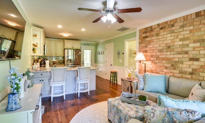 Watkinsville House | Charming Duplex 12 Mi to UGA and Sanford Stadium!