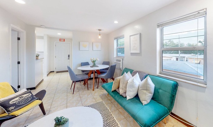 Parkside House | Charming duplex with enclosed yard, fast WiFi, full kitchen, & W/D