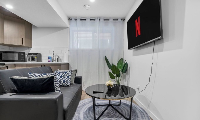 West Edmonton House | Charming Edgemont Staycation Suite near ravine with free parking, mins from WEM!