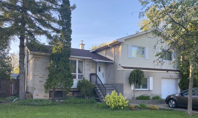 Montreal House | Charming Entire Home-3 Bedrooms-2 Bathrooms - In a Sought After Neighbourhood