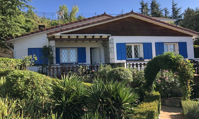 Miraflores de la Sierra Villa | Charming villa with a beautiful garden and spacious pool