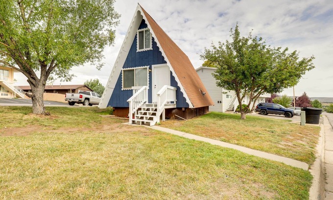 Evanston Cabin | Charming Evanston A-Frame: Dog Friendly!