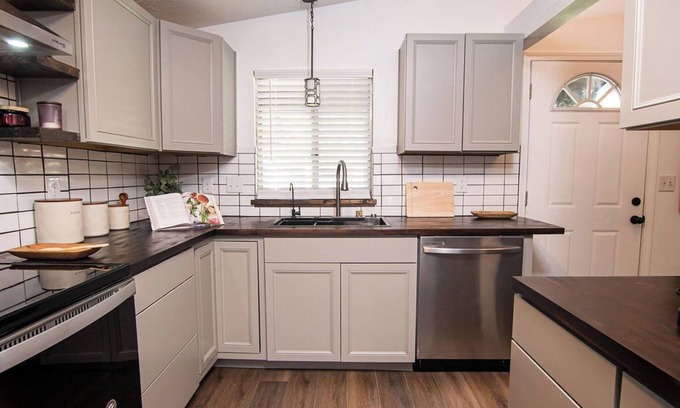 Lansing House | Charming Executive 3Bed-2Full Bath HOME - McLaren-Sparrow /Breslin n