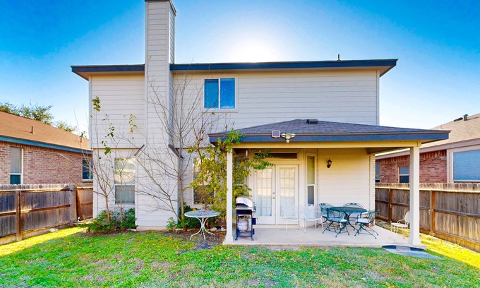 Helotes House | Charming family friendly home, enclosed backyard & 20 miles from San Antonio
