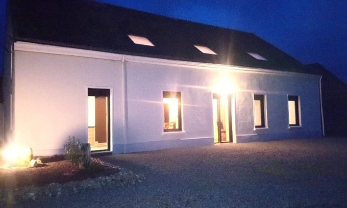 Savigne-lʼEveque Cottage | Charming Farmhouse: Pool, Kids' Zone, Modern Amenities, Close to Le Mans & Nature