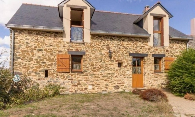 Les Touches Cottage | Charming Farmhouse Getaway with Modern Amenities, Near Lake Vioreau