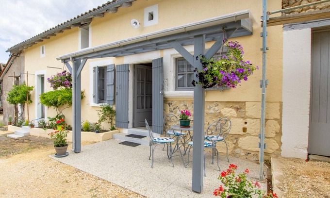 Cornille Cottage | Charming Farmhouse Retreat with Modern Amenities, Near Périgueux and Nature Trails