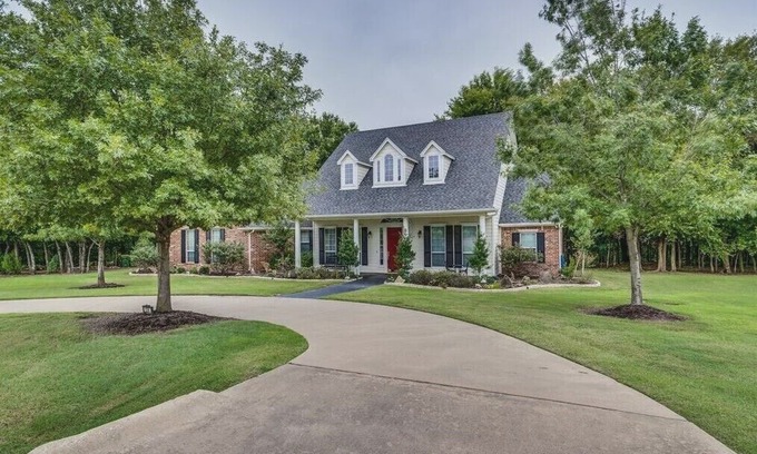 Waxahachie House | Charming farmhouse-style home on 3 acres with forest trails and seasonal creek