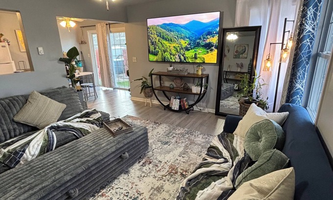 Aurora House | Charming Feathers Theme Home, King Bed, 2-bedroom house in Aurora with WiFi