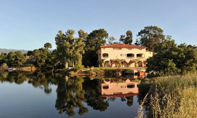 Lecci Apartment | Charming flat with its feet in the water